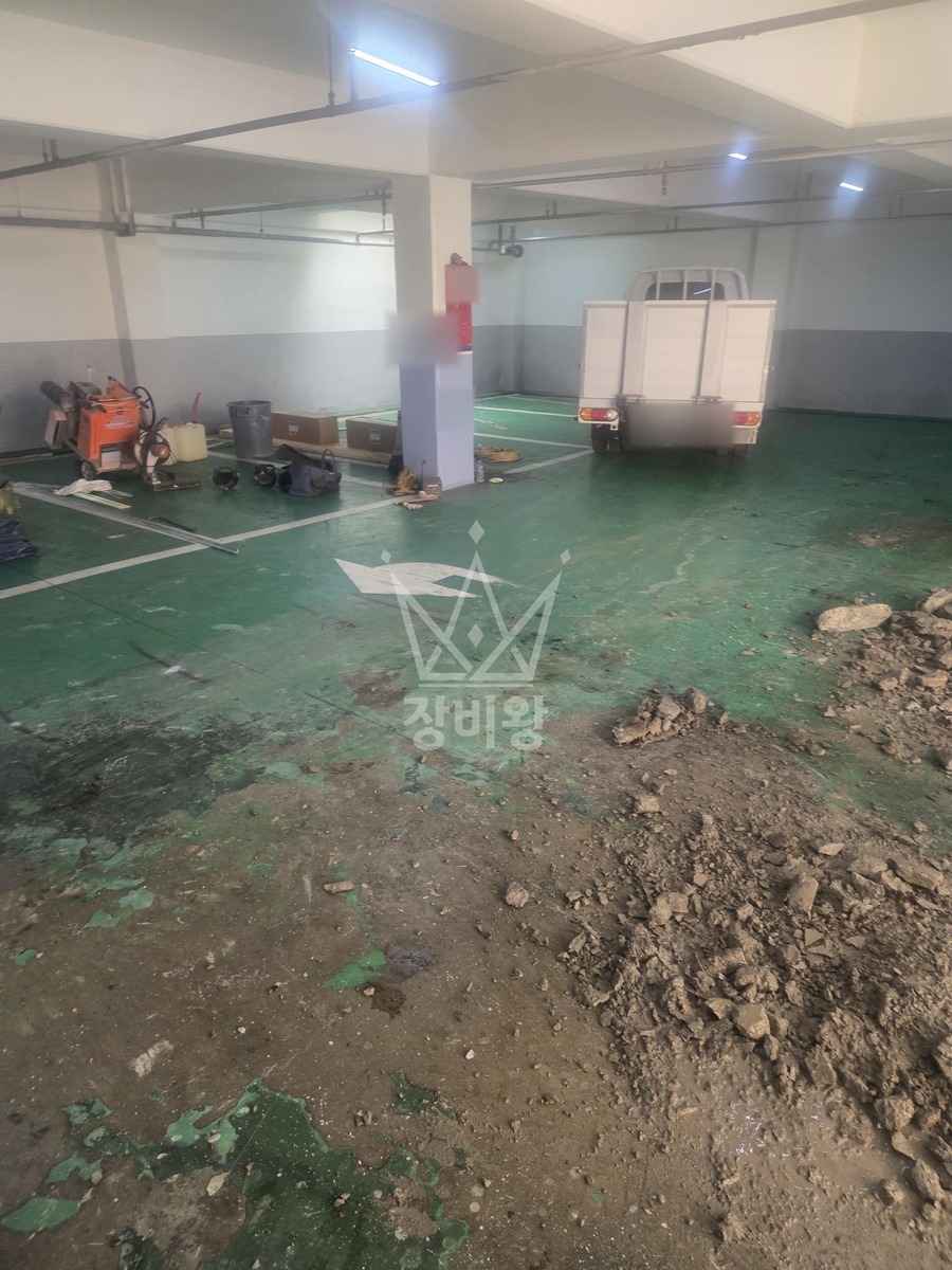 충남 천안시 동남구 청수동 포크레인(굴착기) 아파트 지하주차장 트렌치 보수 작업사진 3