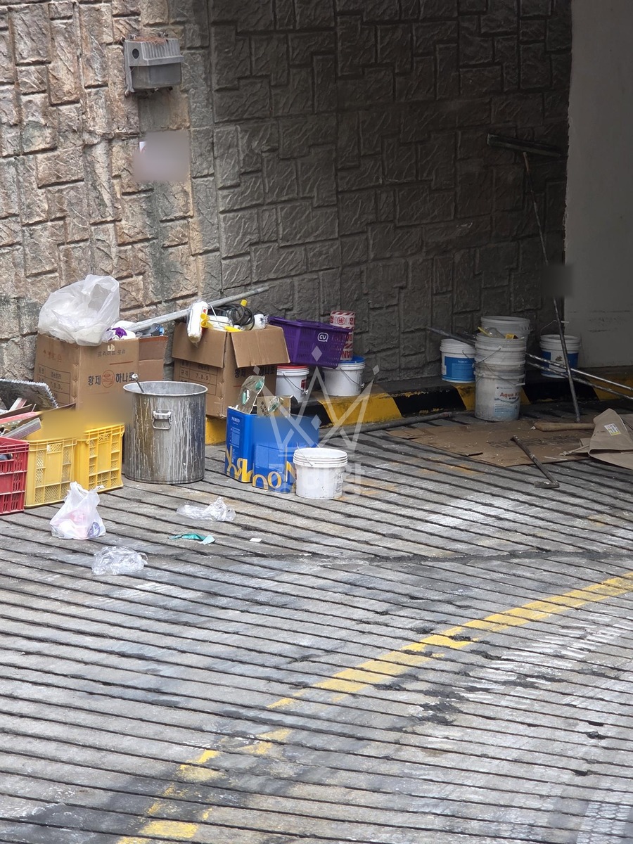 충남 천안시 동남구 청수동 포크레인(굴착기) 아파트 지하주차장 트렌치 보수 작업완료사진 1
