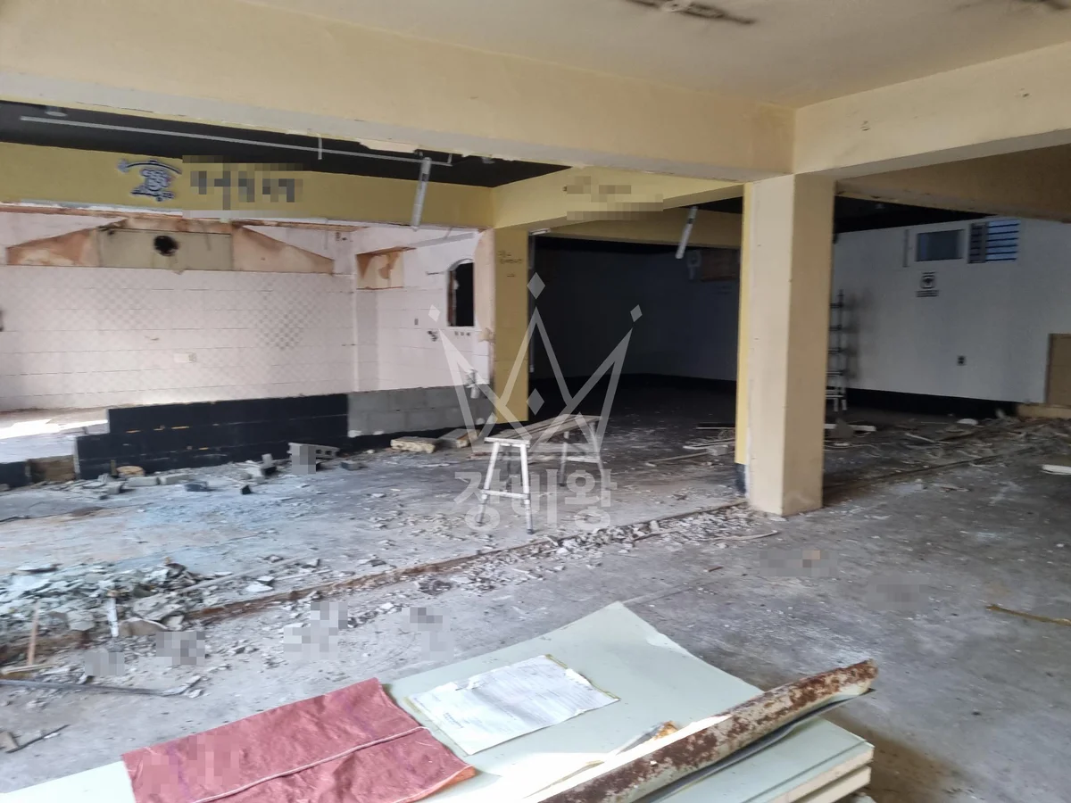 경남 창원시 성산구 포크레인(굴착기) 실내 바닥 철거 작업사진 3