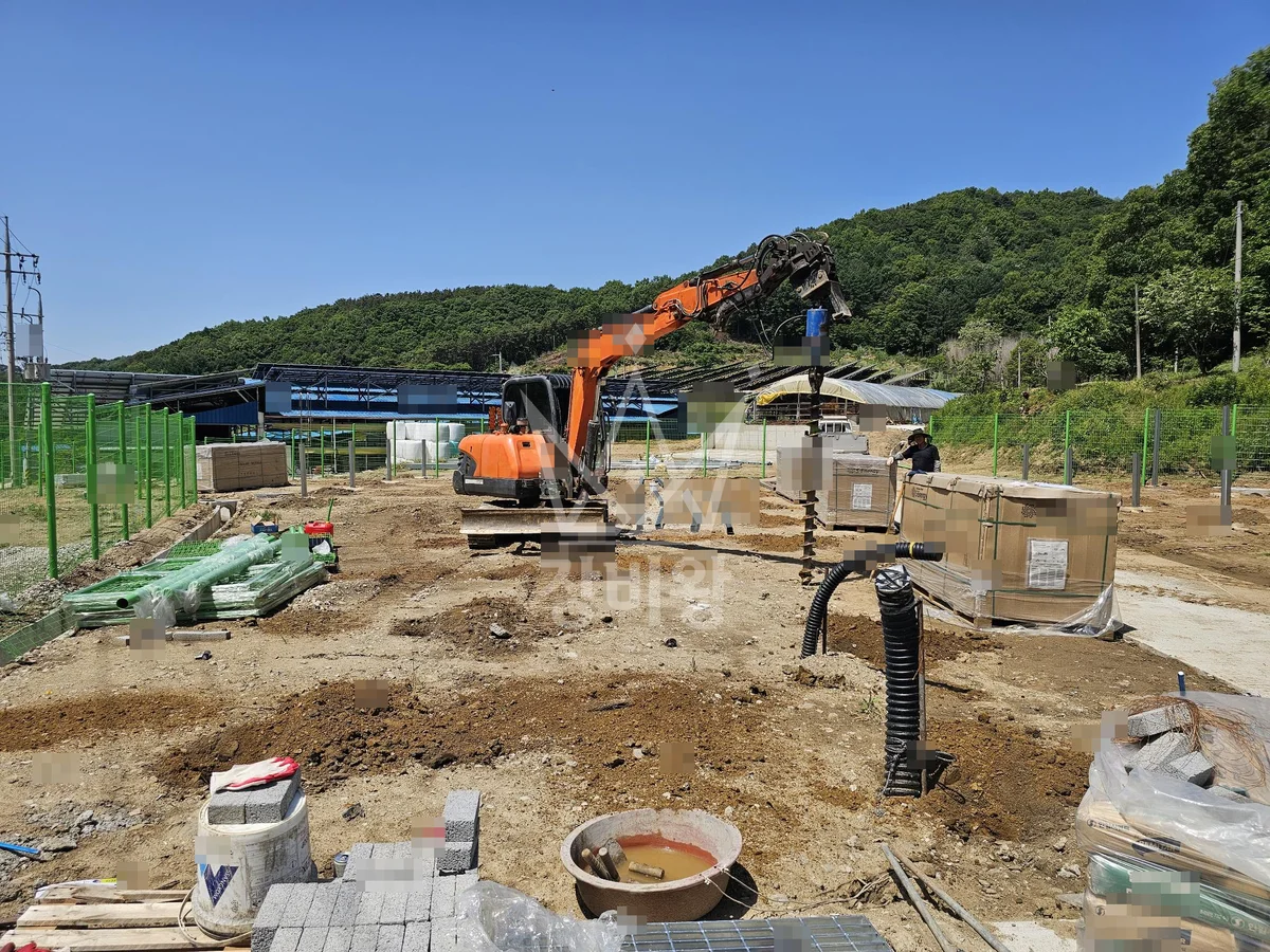 전북 완주군 화산면 포크레인(굴착기) 오거 작업(40개 청공) 작업사진 2