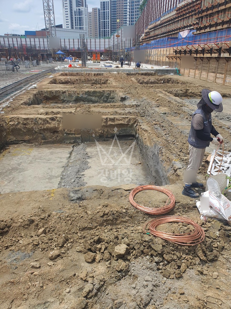 충남 아산시 탕정면 포크레인(굴착기) 접지선(10cm)묻는작업 작업사진 3