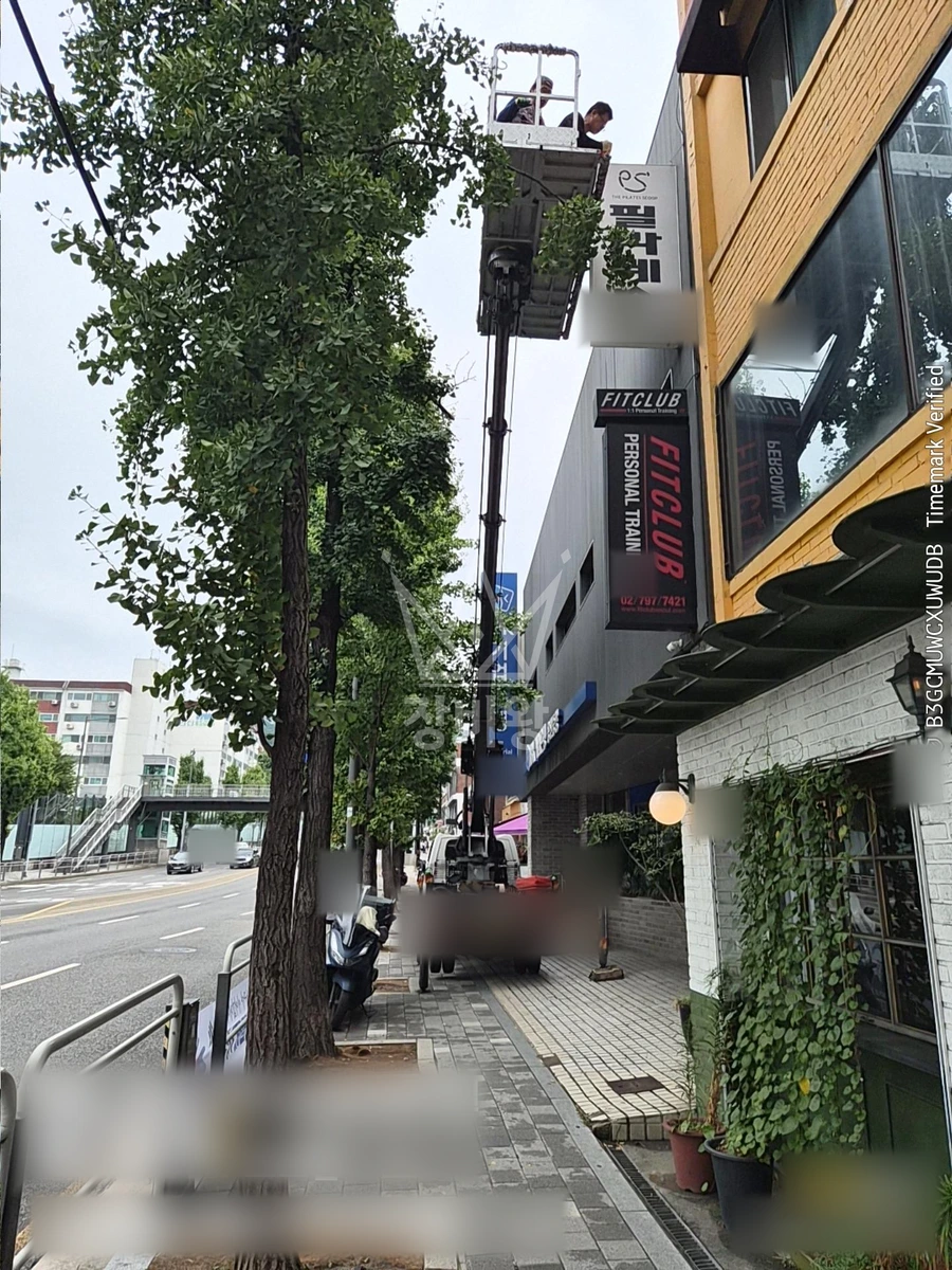 서울 용산구 이태원동 1톤 스카이차 간판철거 작업사진 2