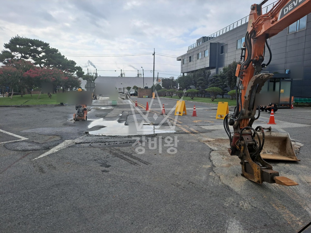 전북 정읍시 신태인읍 포크레인(굴착기) 아스팔트보수 작업사진 3