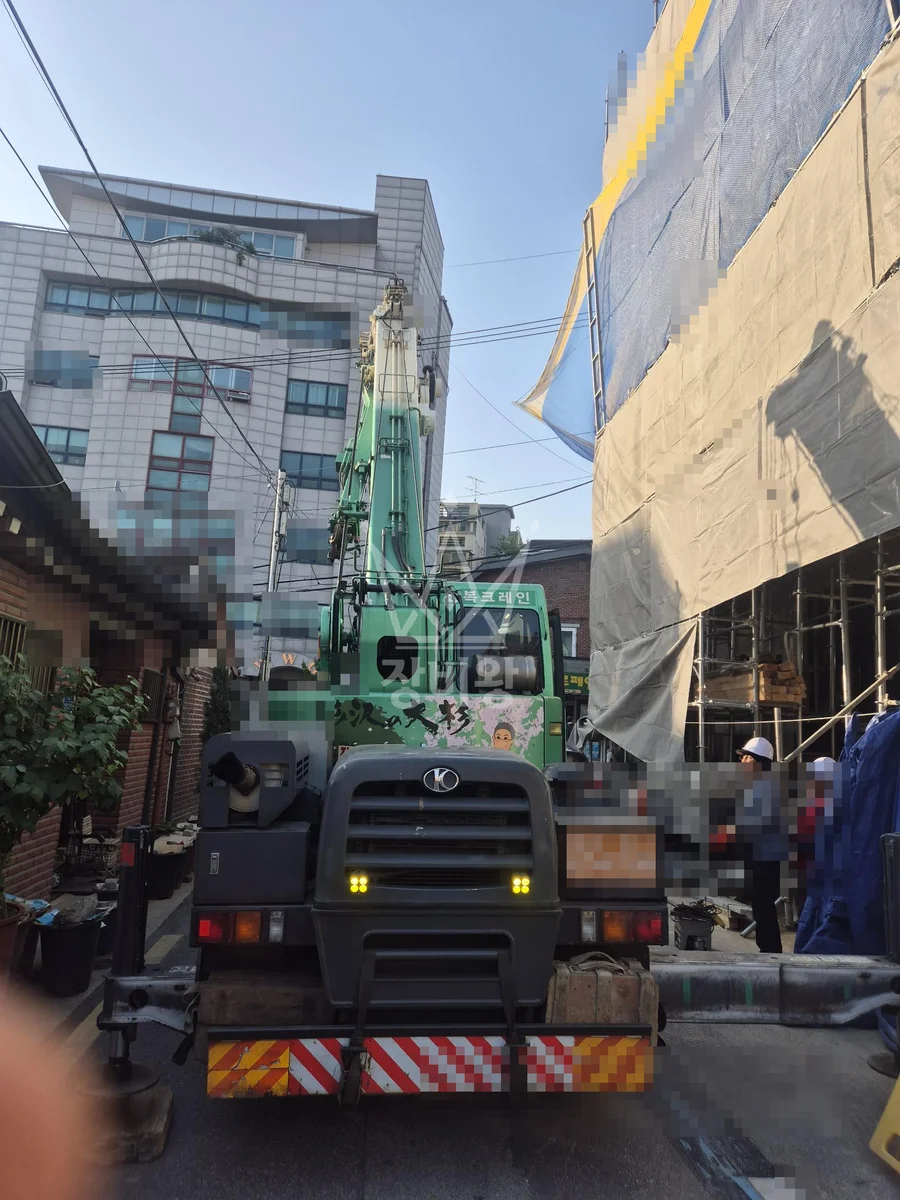 서울 성북구 삼선동5가 13톤 크레인 자재하역 작업사진 1