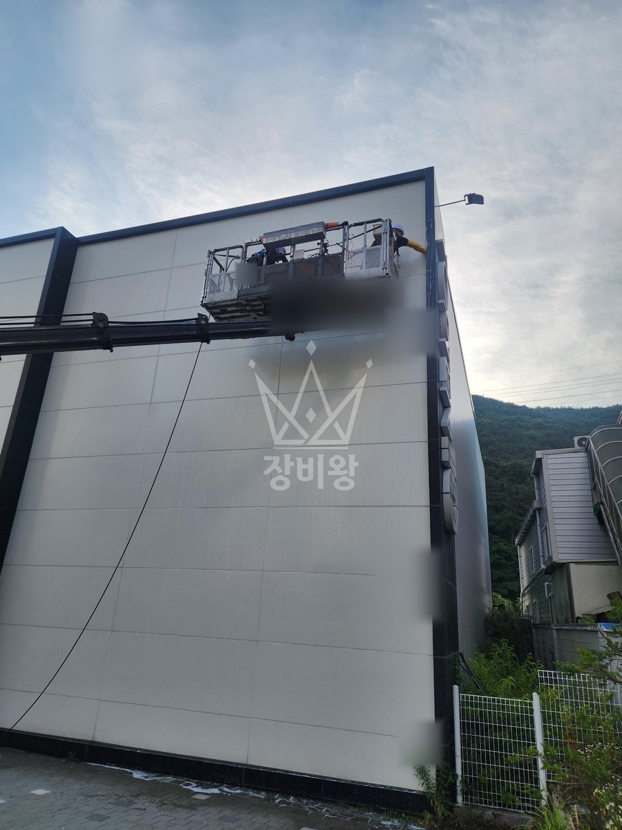 경남 창원시 마산회원구 3.5톤 스카이차 외벽청소 작업사진 1