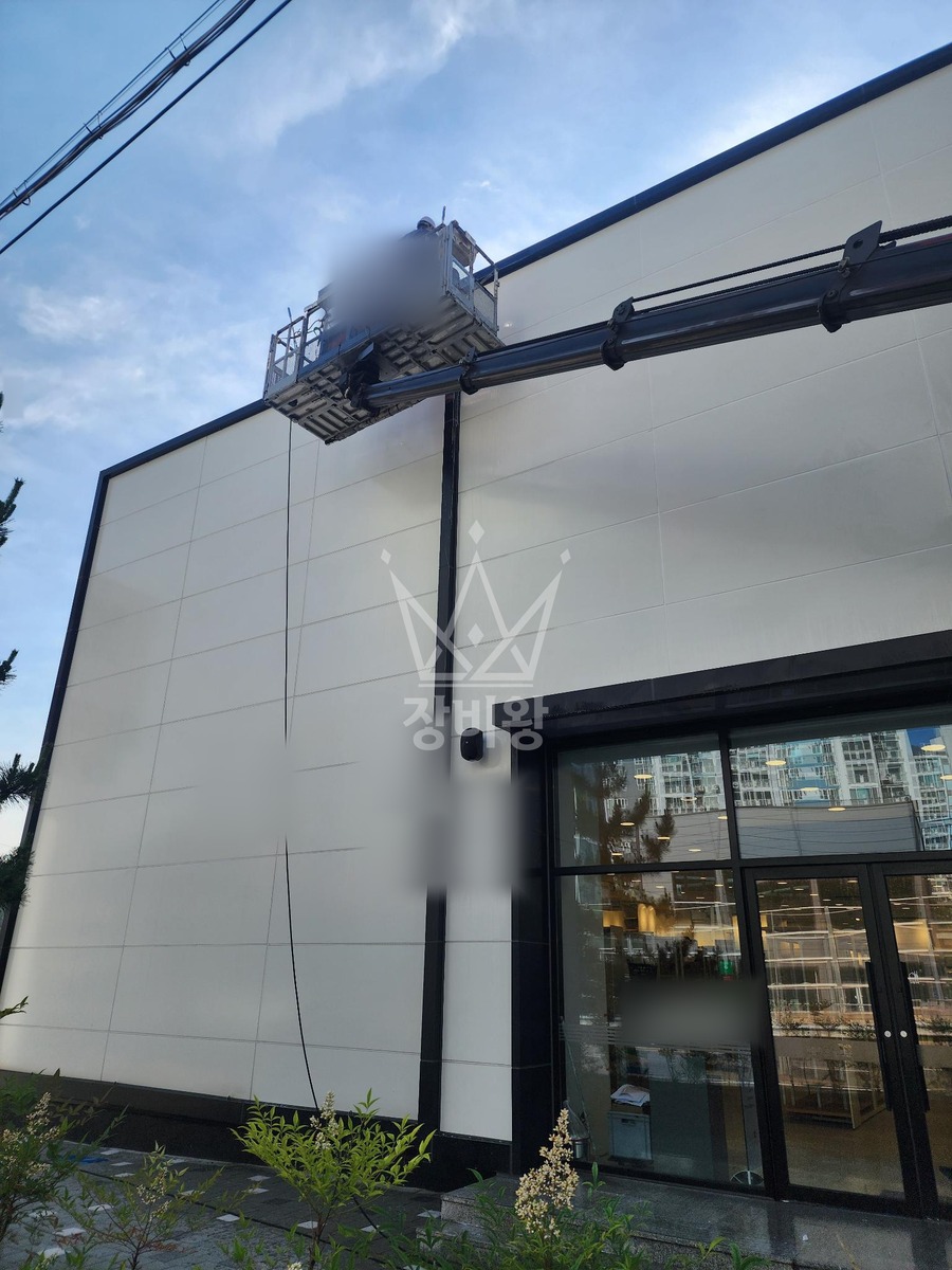 경남 창원시 마산회원구 3.5톤 스카이차 외벽청소 작업사진 2