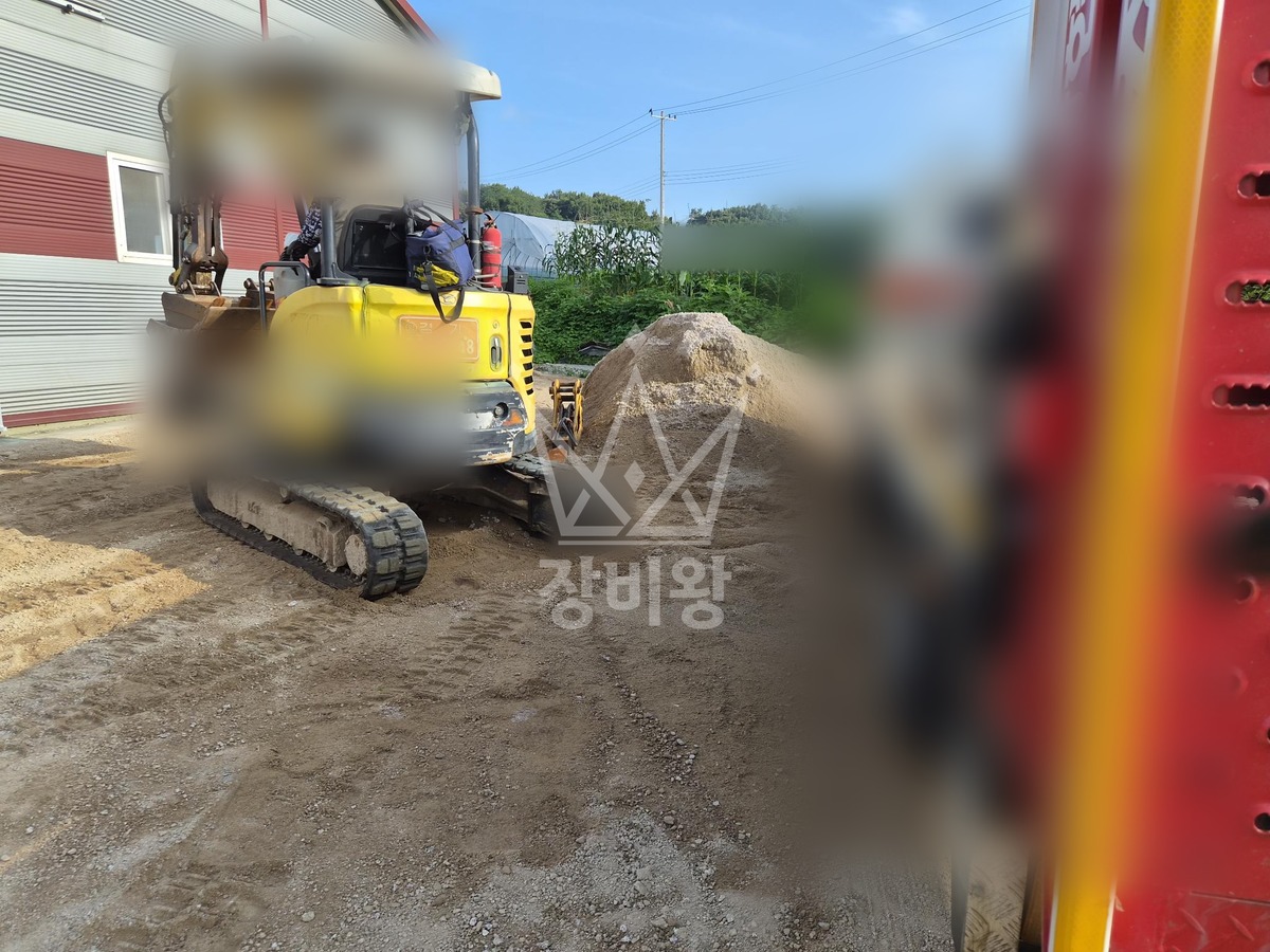 경기 남양주시 진건읍 포크레인(굴착기) 정화조매설 높이 2900* 폭1700 // 공장 내부 배관매설 자리 굴토 작업사진 2