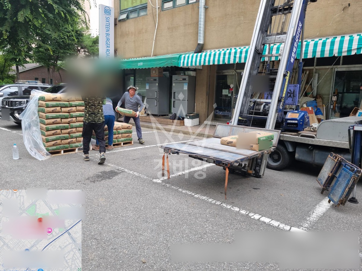 서울 구로구 신도림동 1톤 사다리차 몰탈 80포 올리고 폐기물 내림 작업사진 3