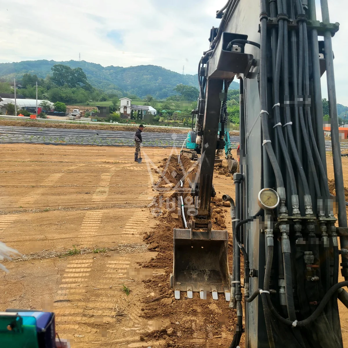 충남 천안시 동남구 포크레인(굴착기) 정화조 매립(배수로 포함) 작업사진 3