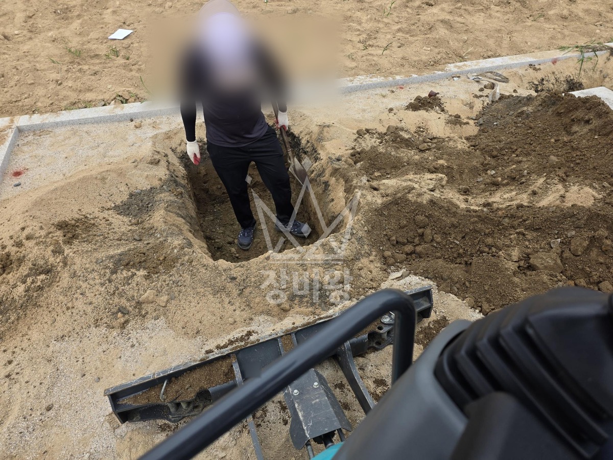 경기 이천시 증포동 포크레인(굴착기) 쉼터-콘크리트 기초석 파묻는 작업 작업사진 3