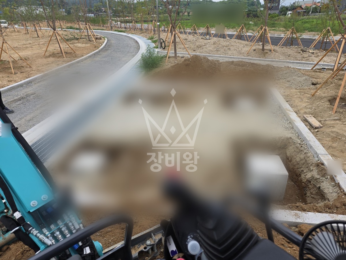 경기 이천시 증포동 포크레인(굴착기) 콘크리트 기초석 파묻는 작업 작업사진 1