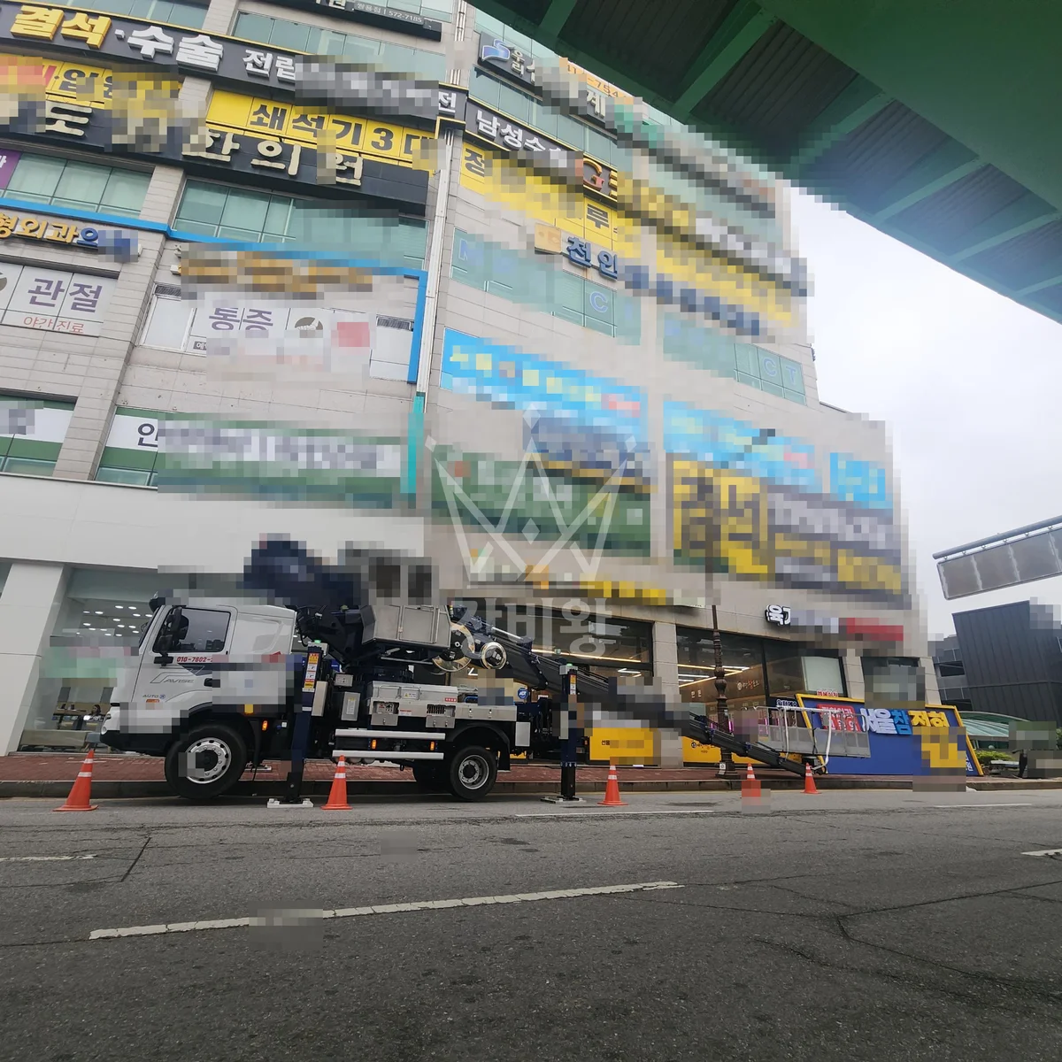 충남 천안시 서북구 5톤 스카이차 간판 작업사진 1