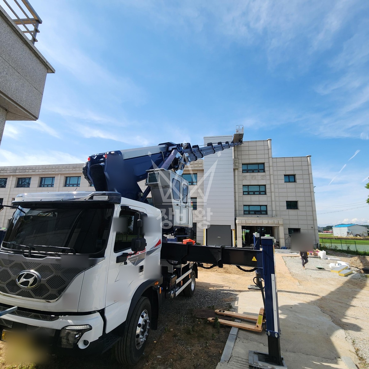 충남 서천군 장항읍 5톤 스카이차 판넬작업 작업사진 3