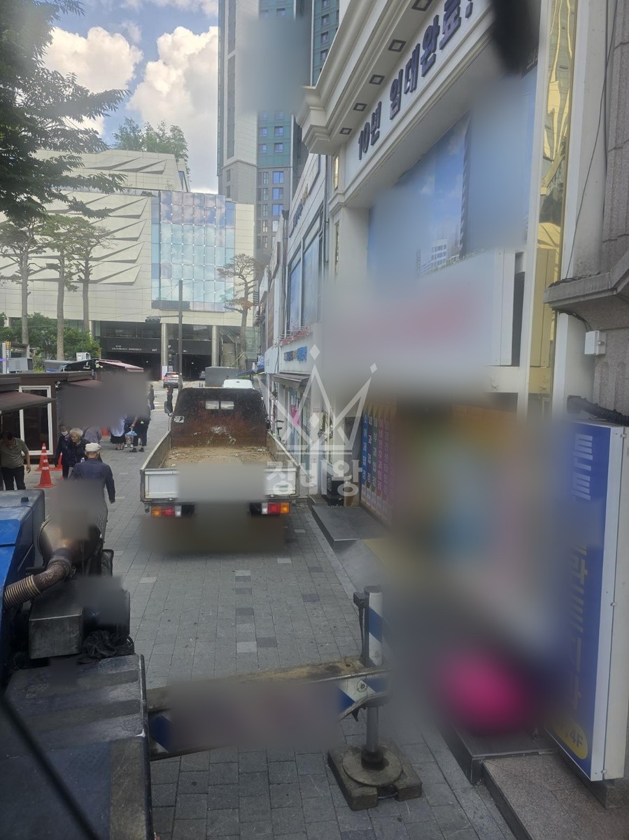 서울 서초구 방배동 16톤 크레인 판넬 양중 작업사진 1