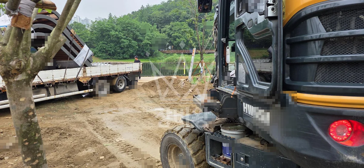 경기 화성시 동탄구 포크레인(굴착기) 파고라설치 작업사진 1