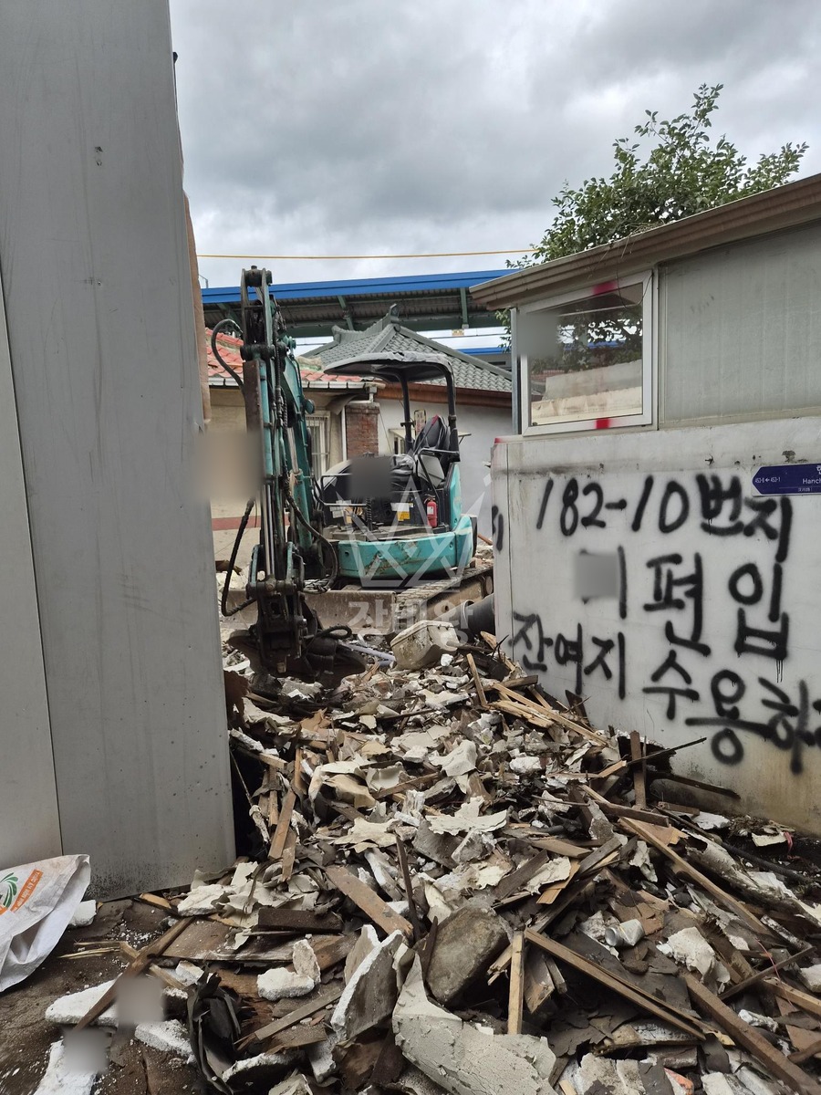 서울 동대문구 이문동 포크레인(굴착기) 1층 철거 작업사진 1