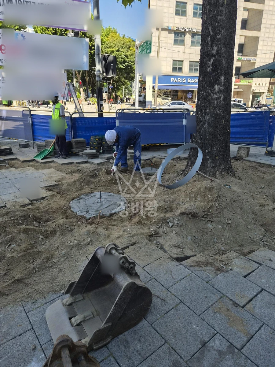 서울 강남구 신사동 포크레인(굴착기) 화단 흙 굴토 작업완료사진 1