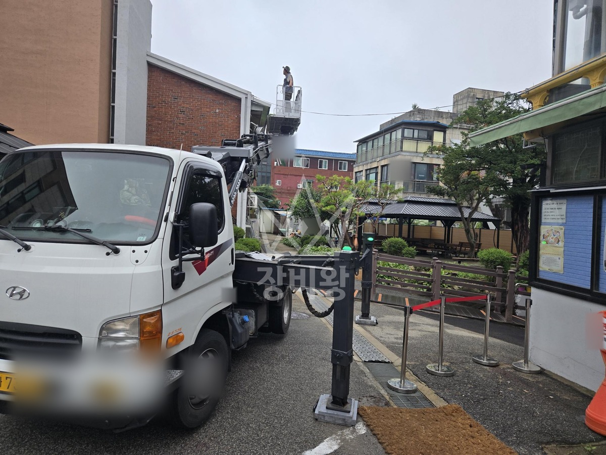 경기 남양주시 화도읍 2.5톤 스카이차 지붕실리콘코킹 작업사진 3