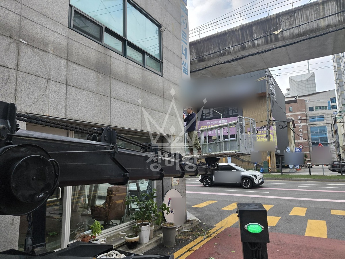 경기 의정부시 의정부동 2.5톤 스카이차 2층 간판철거 작업사진 3