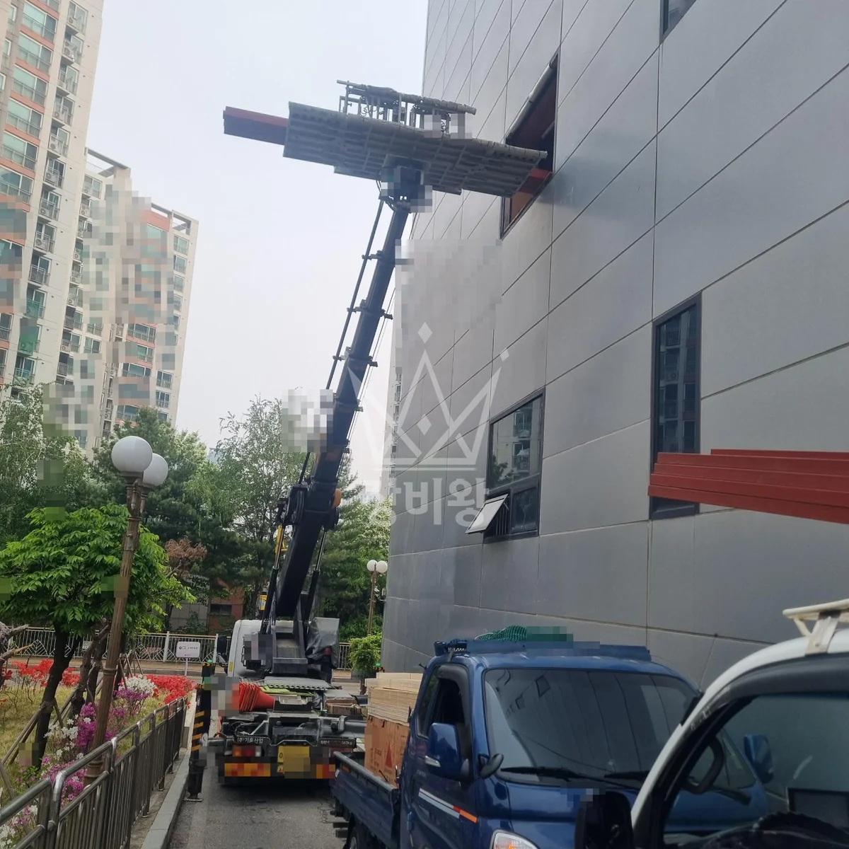 경기 부천시 소사구 3.5톤 스카이차 각파이프 자재 양중 작업사진 1