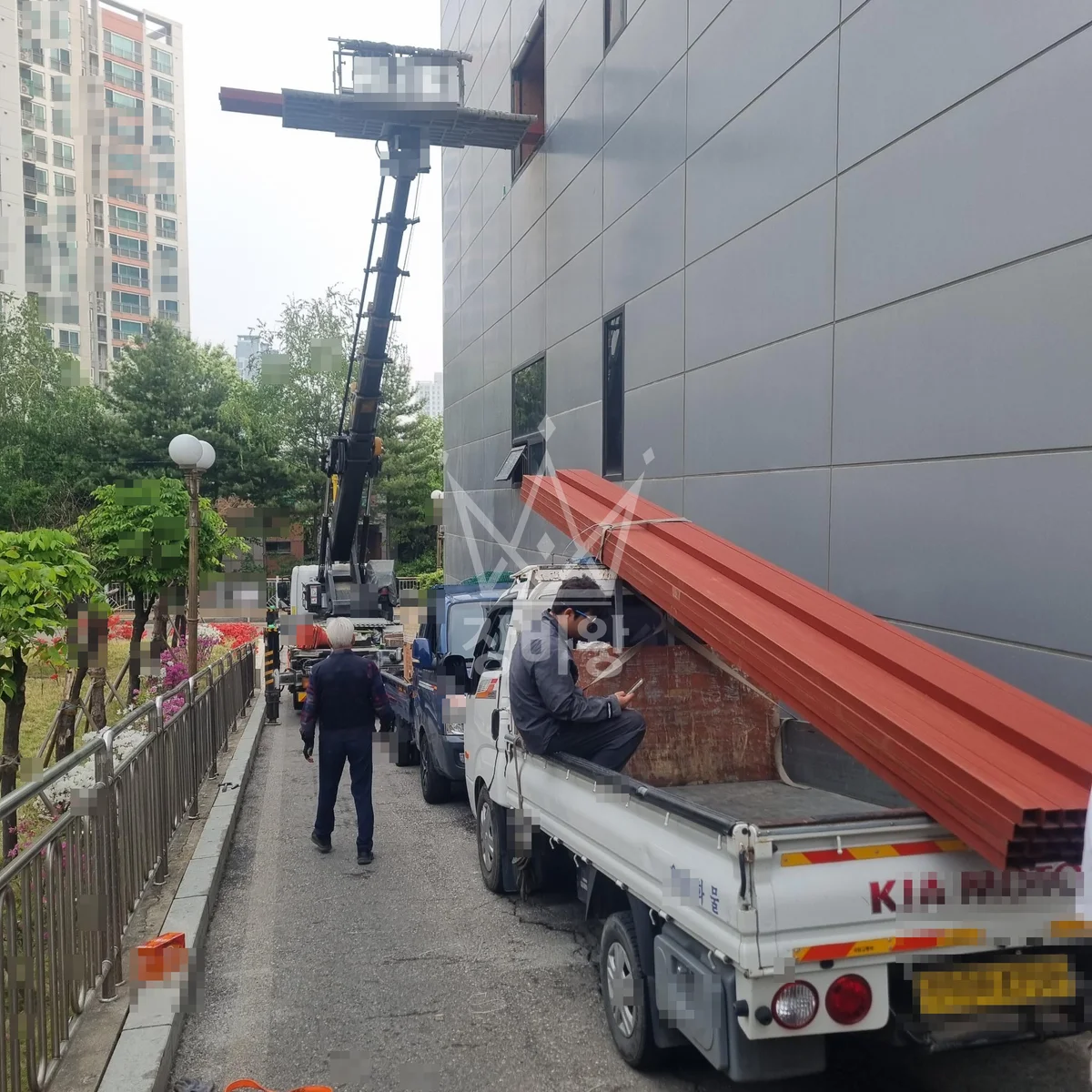 경기 부천시 소사구 3.5톤 스카이차 각파이프 자재 양중 작업사진 2