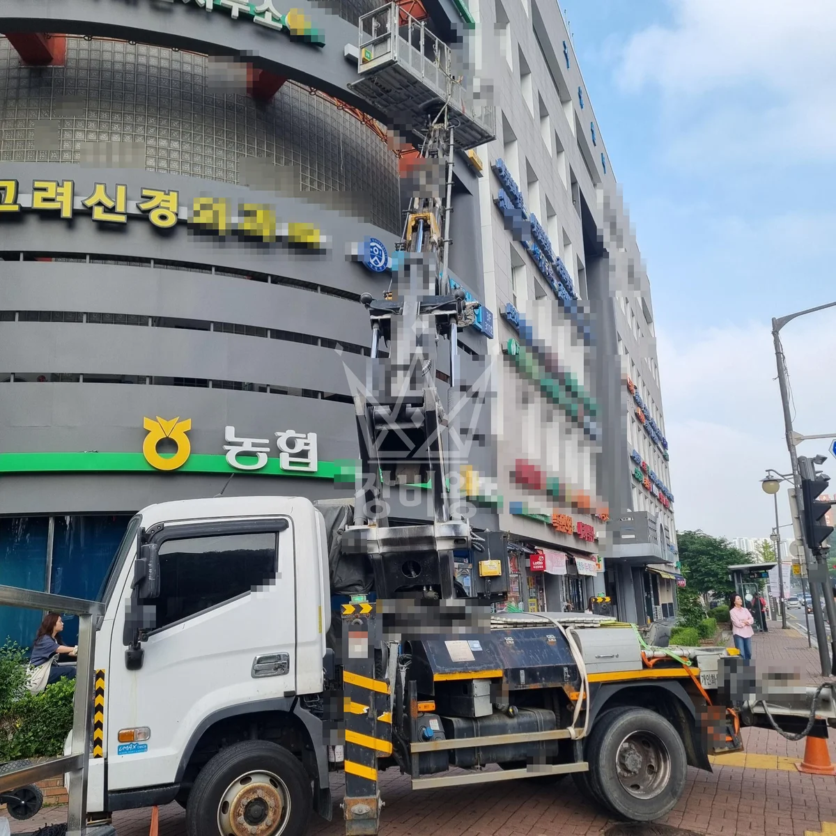 경기 안산시 단원구 3.5톤 스카이차 간판설치 작업사진 3