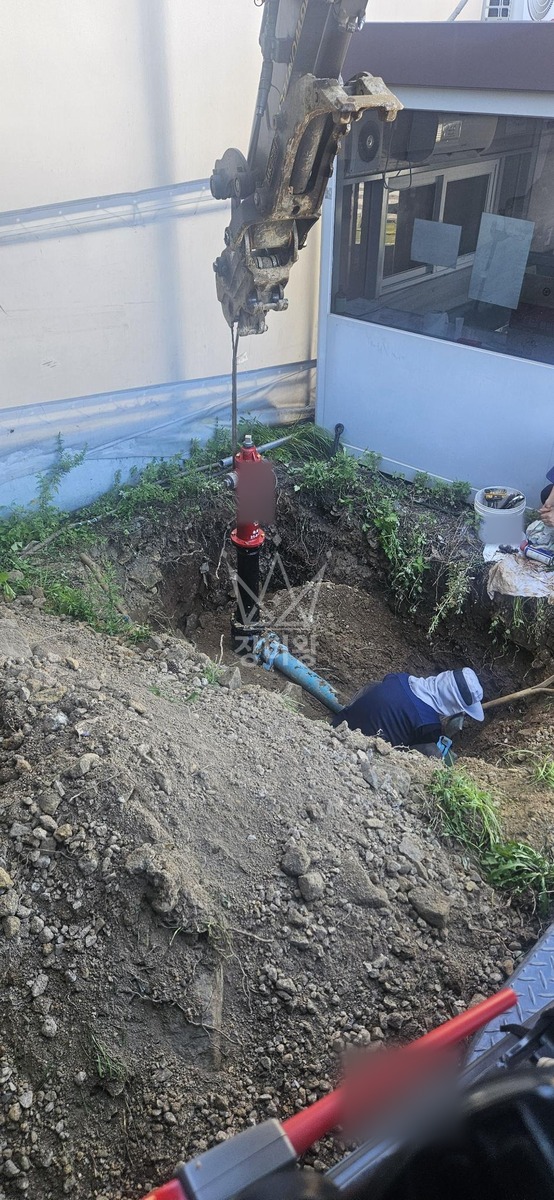 경북 칠곡군 왜관읍 포크레인(굴착기) 터파기/소화전 교체 작업사진 3