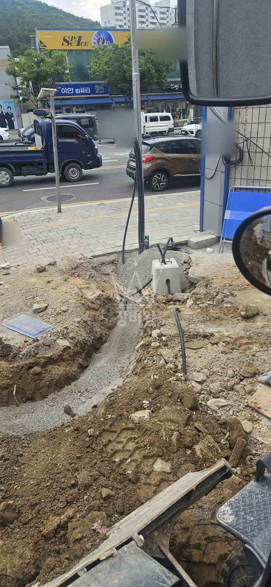 경남 창원시 마산회원구 내서읍 포크레인(굴착기) 가로등기초 5개 / 전선관 작업 작업사진 2