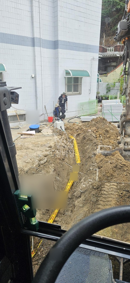 경남 창원시 마산회원구 내서읍 포크레인(굴착기) 가로등기초 5개 / 전선관 작업 작업사진 2