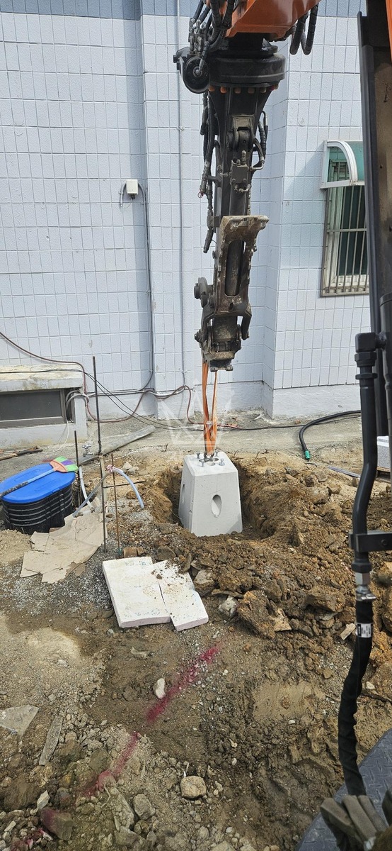 경남 창원시 마산회원구 내서읍 포크레인(굴착기) 가로등기초 5개 / 전선관 작업 작업사진 3