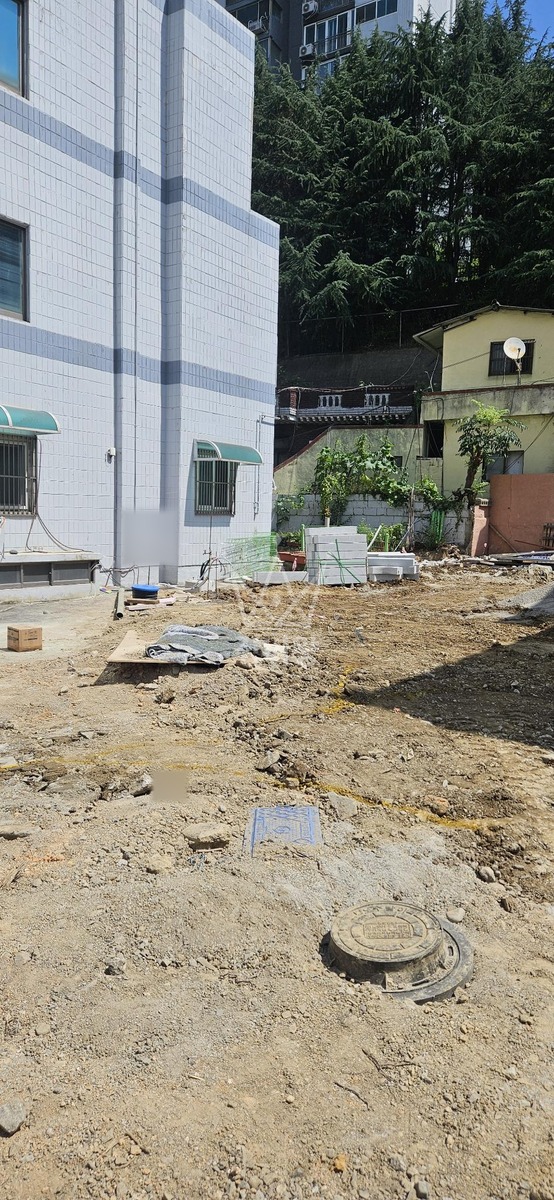 경남 창원시 마산회원구 내서읍 포크레인(굴착기) 가로등기초 5개 / 전선관 작업 작업완료사진 1