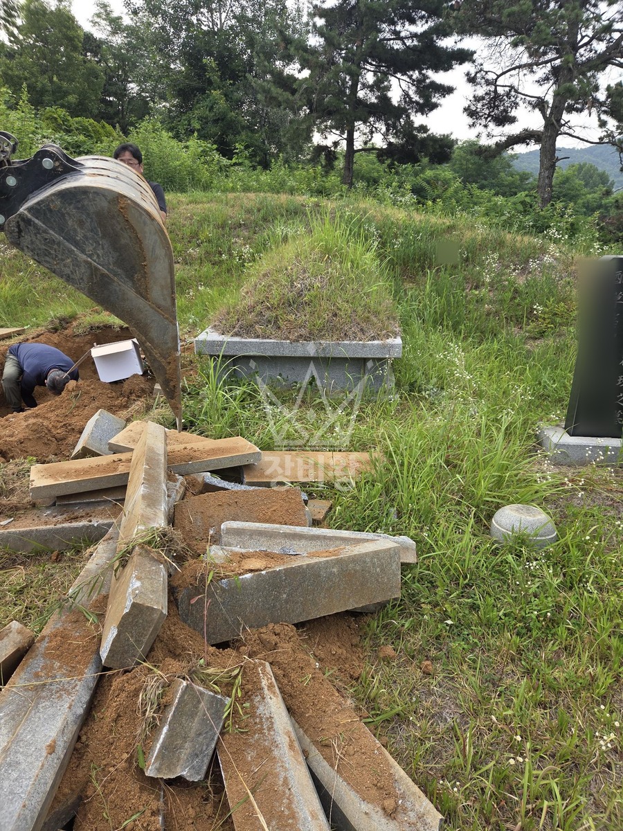 충남 논산시 부적면 포크레인(굴착기) 묘지작업 작업사진 1