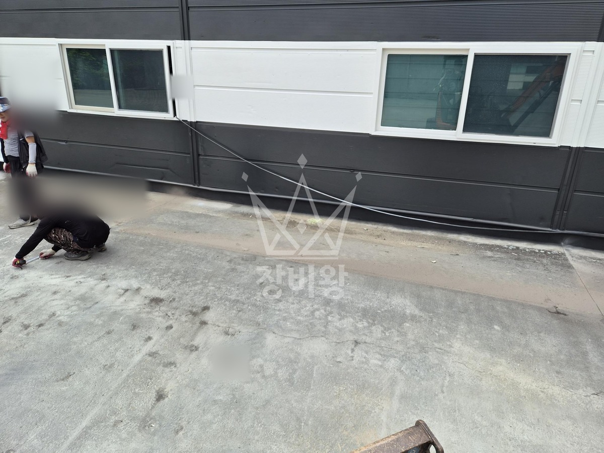 충북 진천군 이월면 포크레인(굴착기) 아스콘 제거 작업사진 2