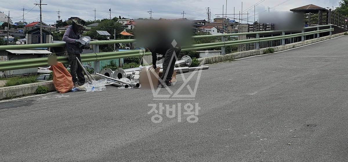 강원 강릉시 주문진읍 포크레인(굴착기) 태양광 가로등 작업사진 3