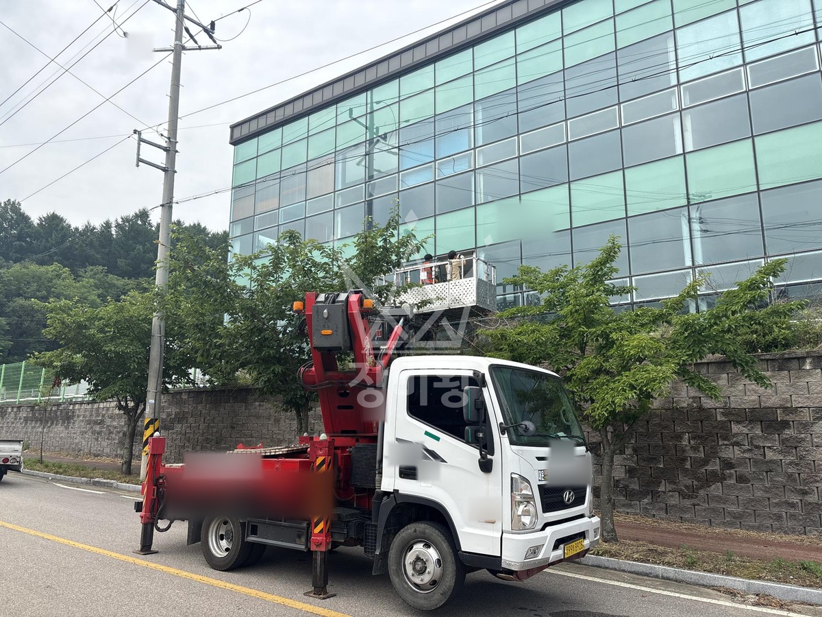 충북 옥천군 청산면 1톤 스카이차 유리교체 작업사진 3