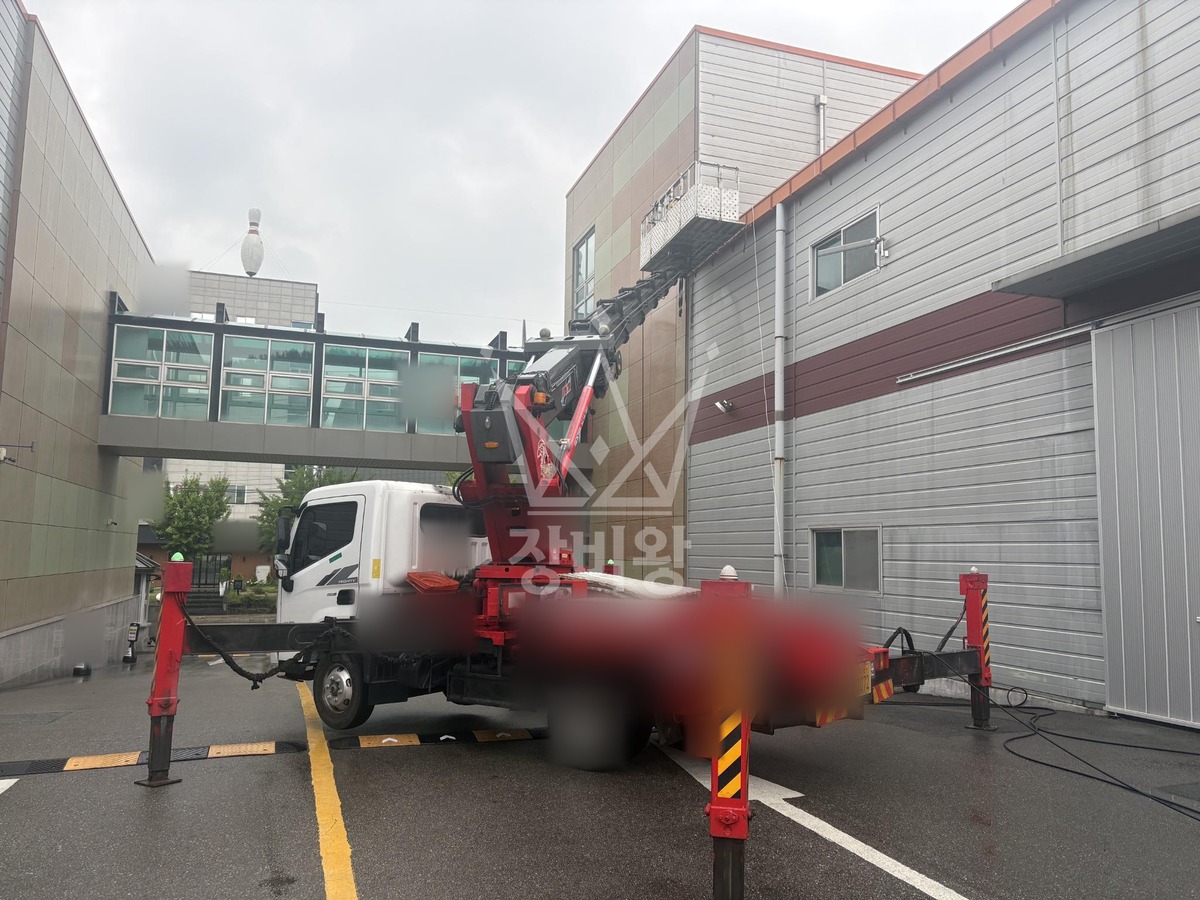 충북 청주시 흥덕구 봉명동 1톤 스카이차 3층위 옥상 고압세척 작업사진 2