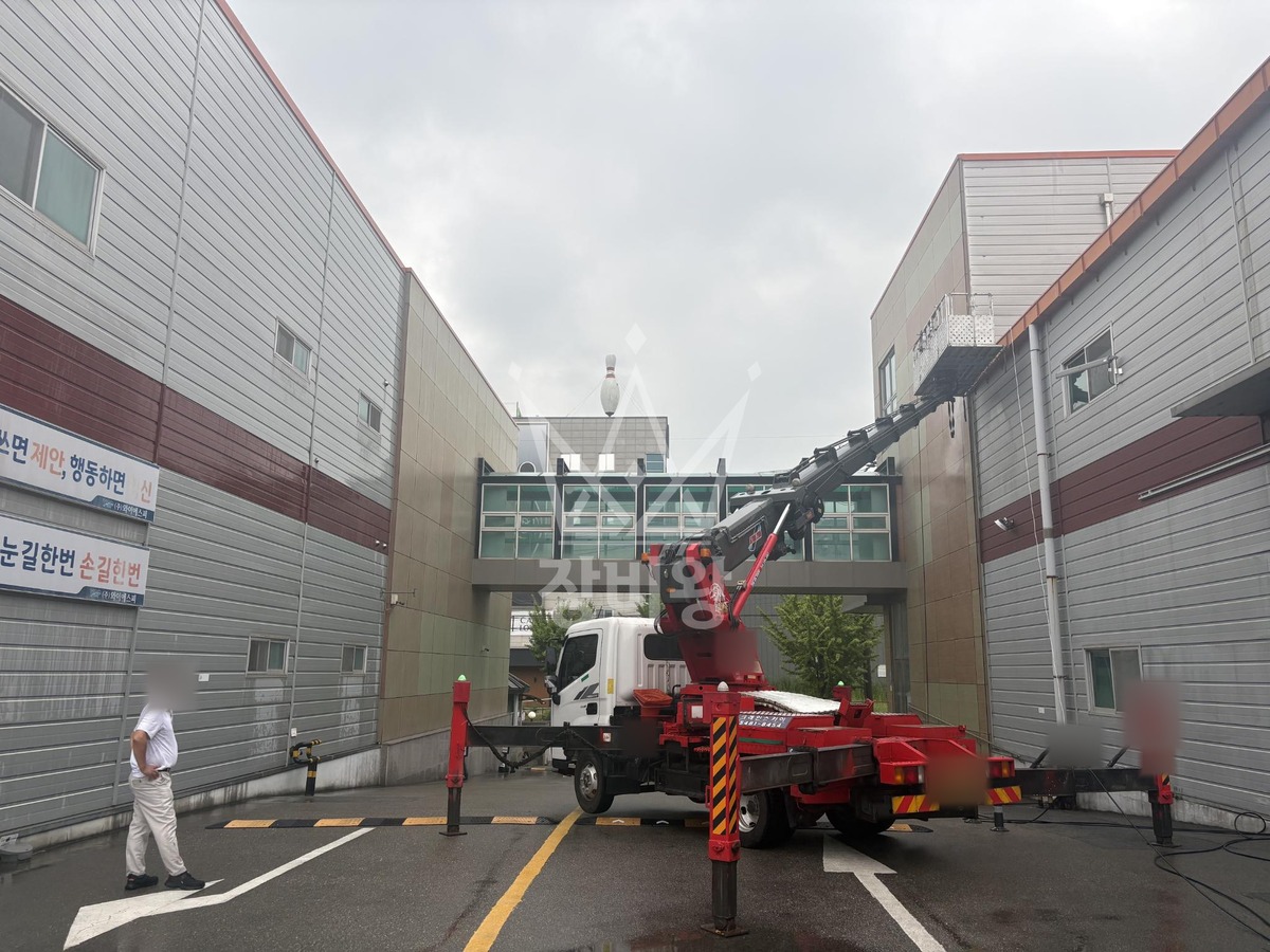 충북 청주시 흥덕구 봉명동 1톤 스카이차 3층위 옥상 고압세척 작업사진 3