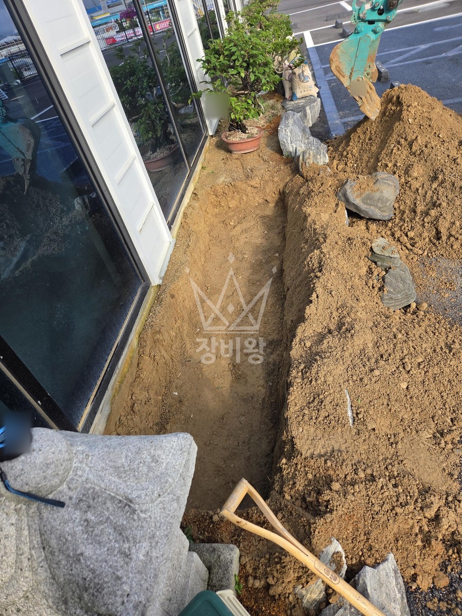 인천 연수구 동춘동 포크레인(굴착기) 화단 깊이 60cm 넓이3m 굴토 작업 작업사진 1