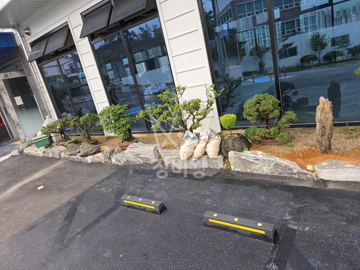 인천 연수구 동춘동 포크레인(굴착기) 화단 깊이 60cm 넓이3m 굴토 작업 작업사진 3