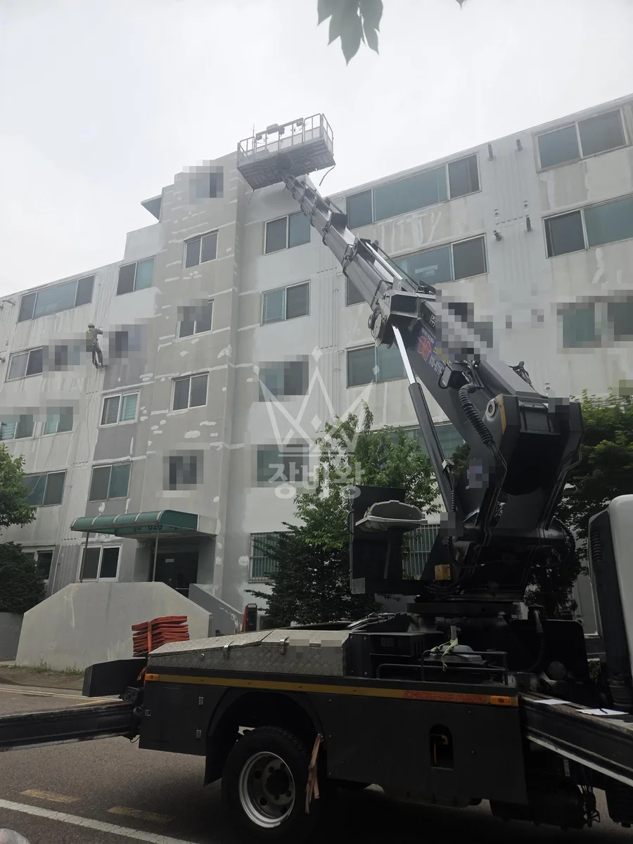 경기 시흥시 정왕동 3.5톤 스카이차 외벽물청소 작업사진 1