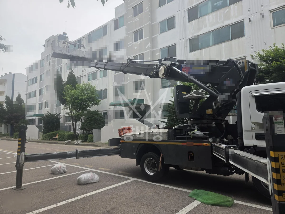경기 시흥시 정왕동 3.5톤 스카이차 외벽물청소 작업사진 2