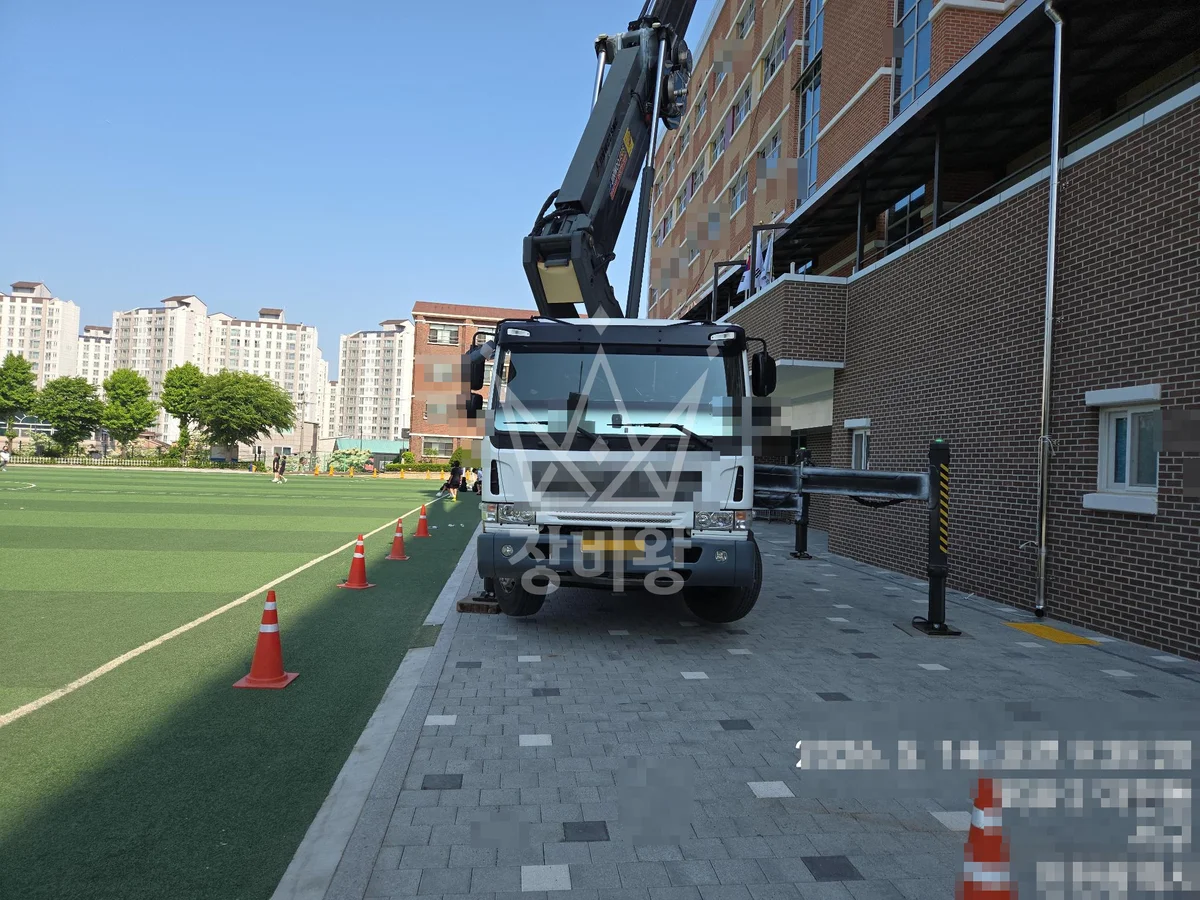 인천 서구 마전동 1톤 스카이차 학교간판부착 작업사진 2
