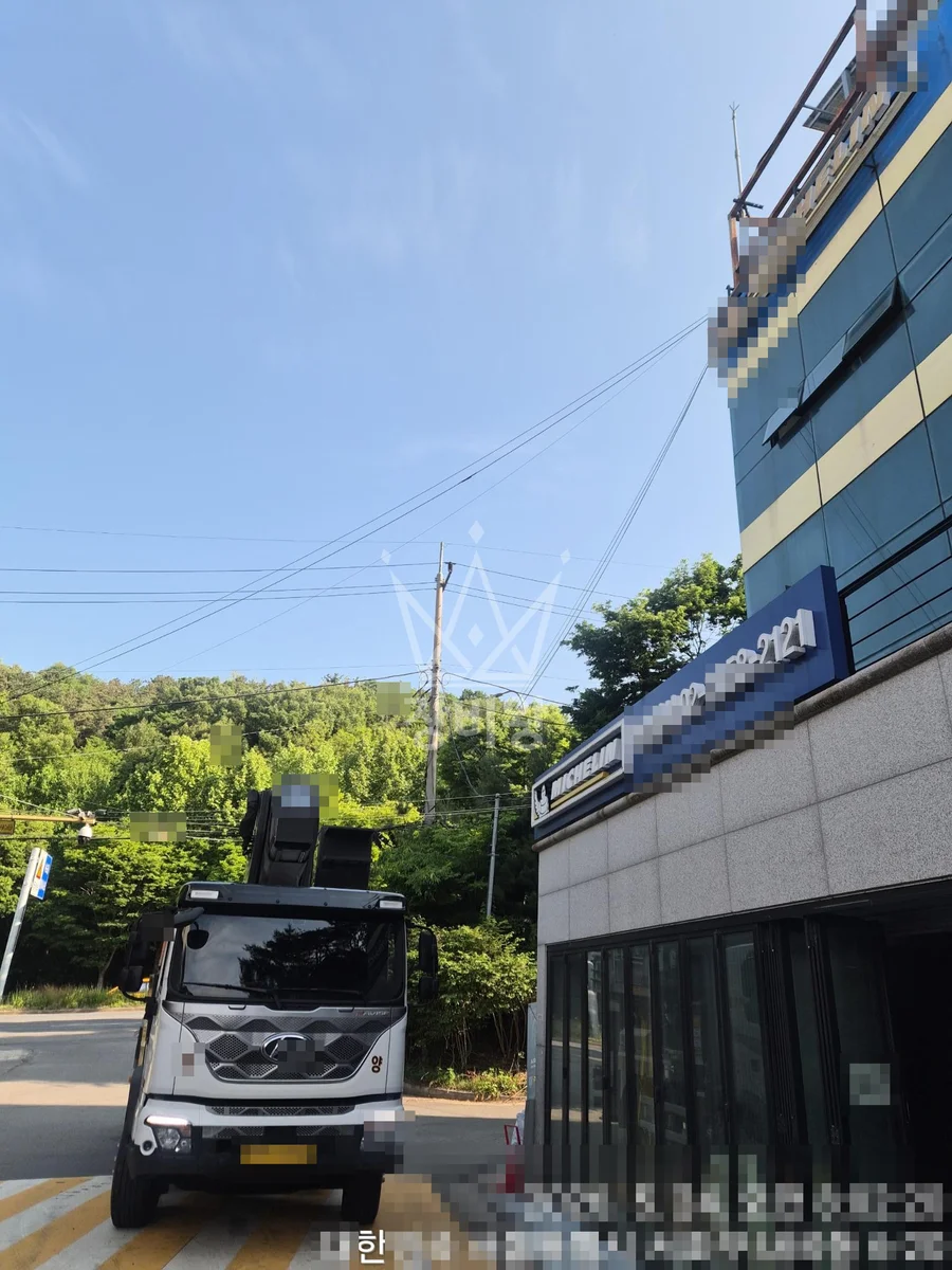 서울 서초구 내곡동 5톤 스카이차 외부유리청소 작업사진 3