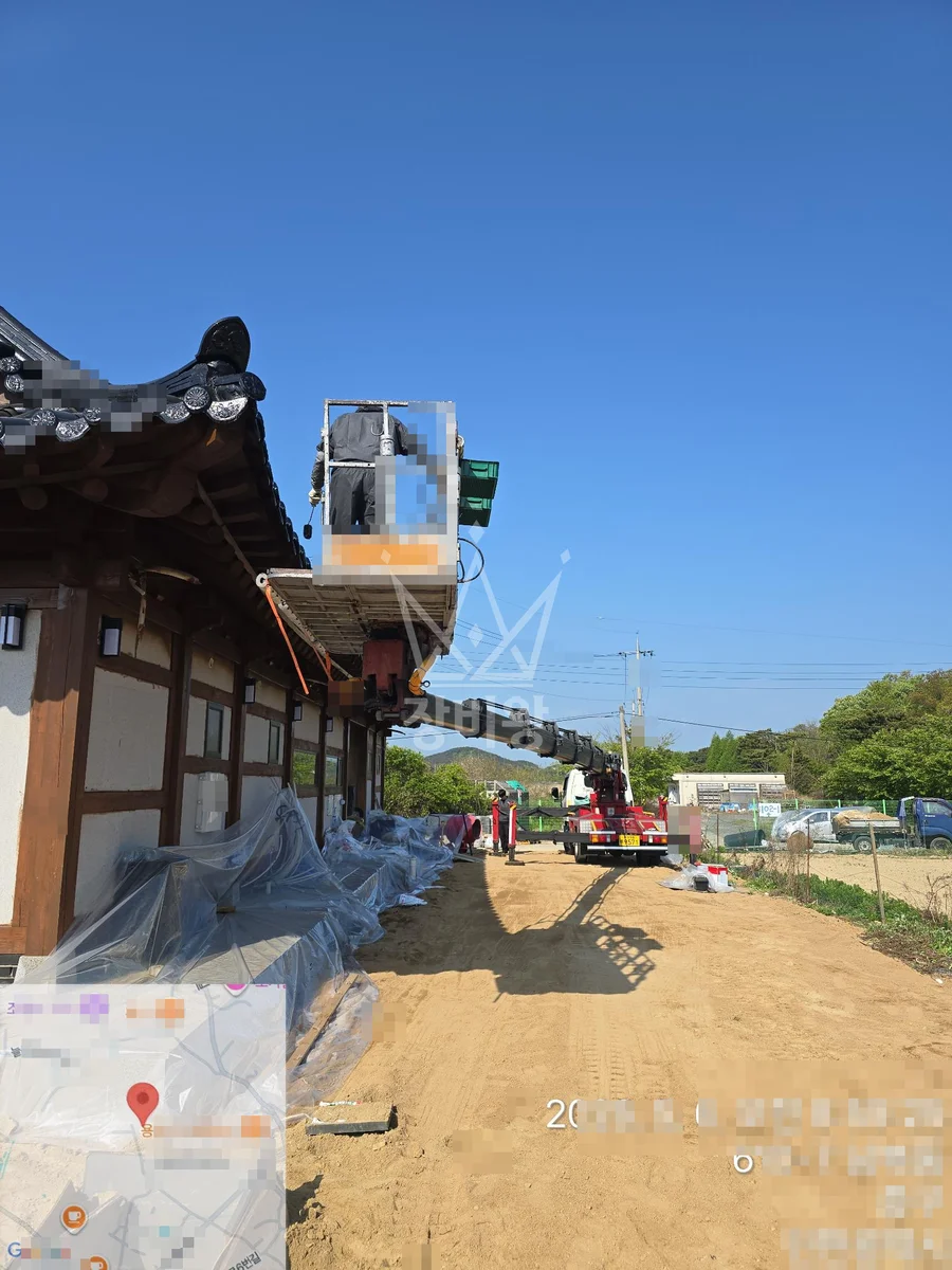 인천 중구 남북동 2.5톤 스카이차 단층 기와집 지붕 도장 작업사진 2