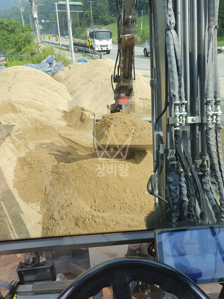 강원 횡성군 횡성읍 포크레인(굴착기) 모래 운반 작업사진 1