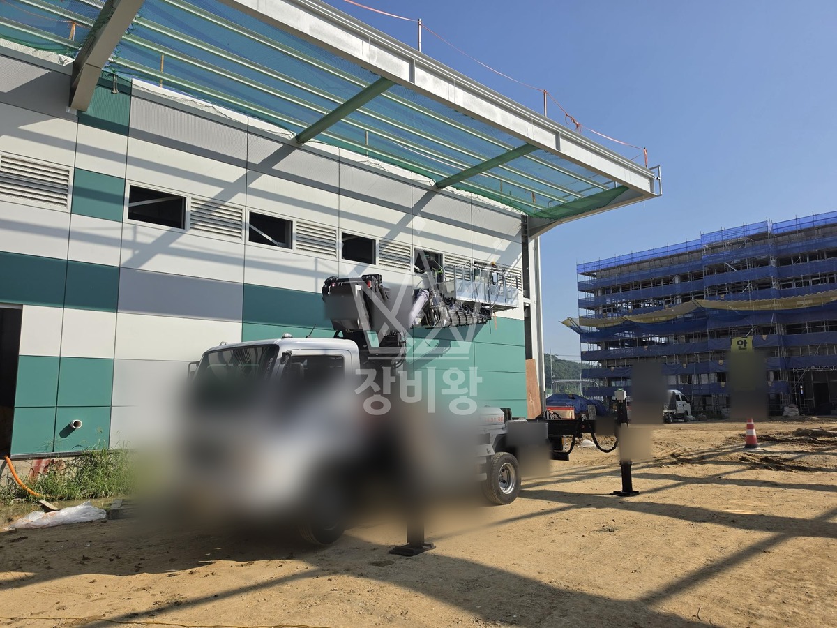 충북 청주시 흥덕구 옥산면 3.5톤 스카이차 유리작업 작업사진 3