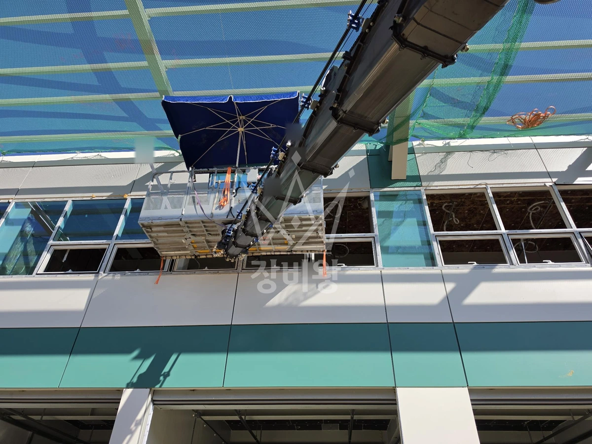 충북 청주시 흥덕구 옥산면 3.5톤 스카이차 유리작업 작업사진 1