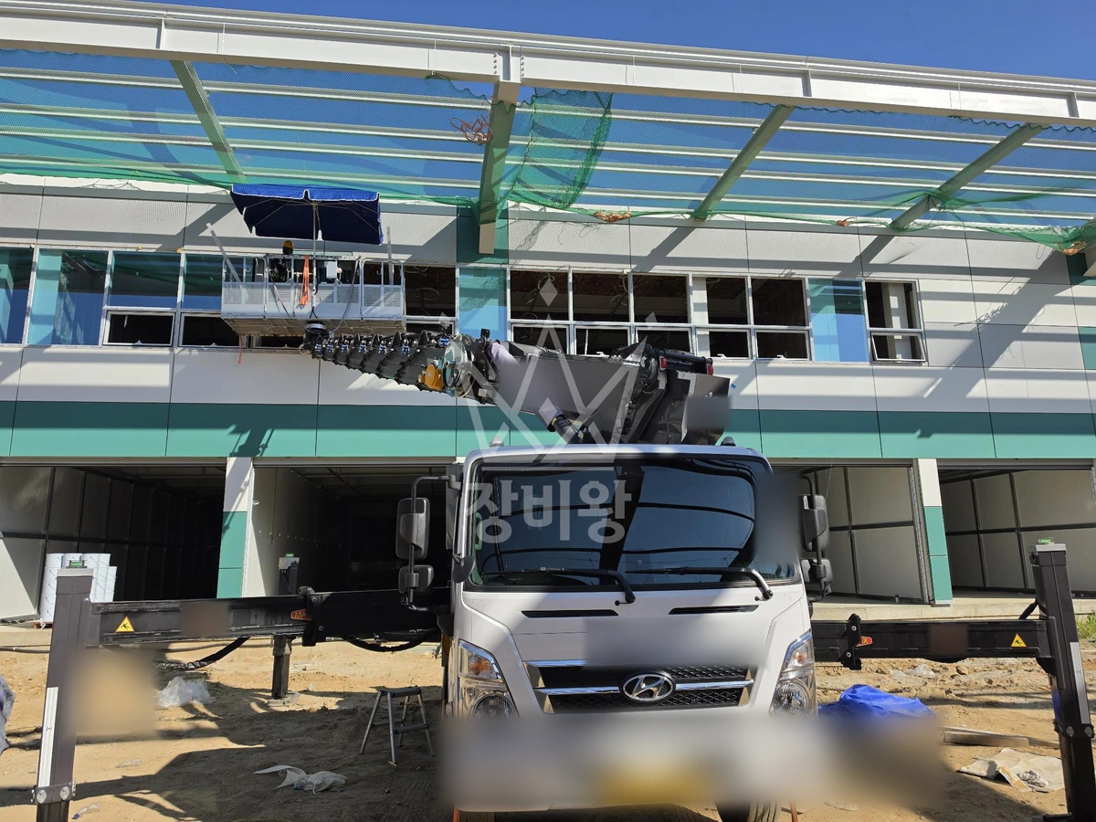 충북 청주시 흥덕구 옥산면 3.5톤 스카이차 유리작업 작업사진 3