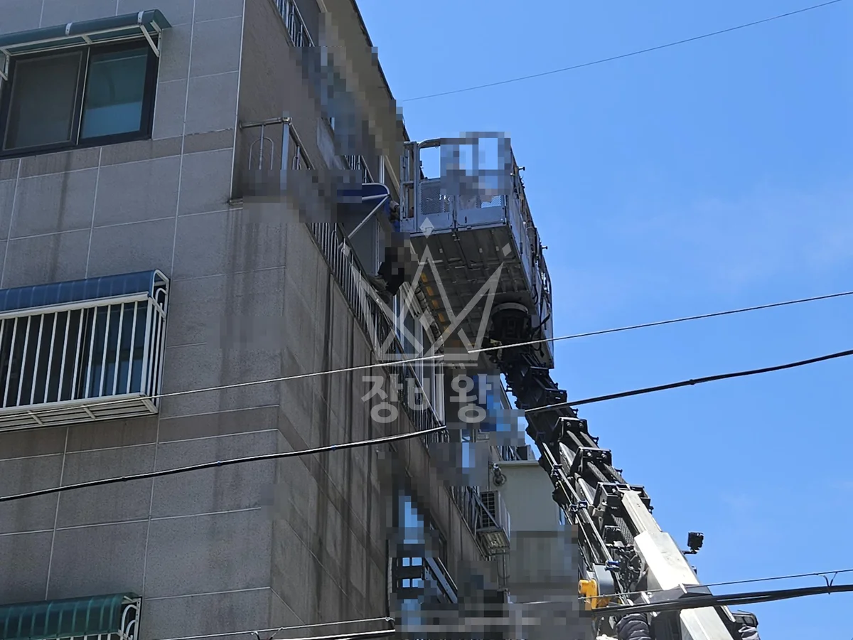 인천 계양구 임학동 3.5톤 스카이차 4층 드라이비트철거/실리콘방수 작업사진 2