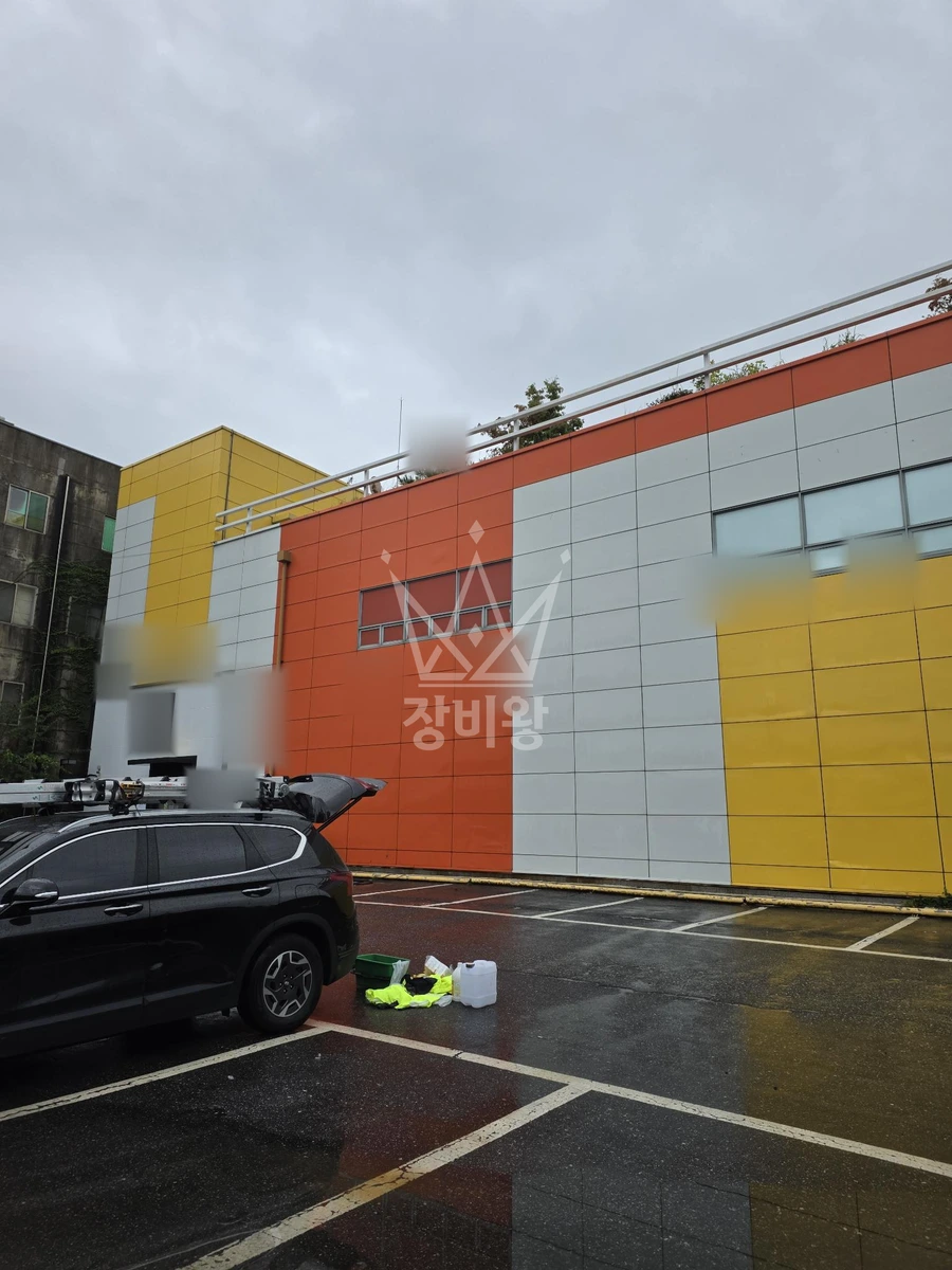 전북 군산시 나운동 3.5톤 스카이차 외벽물청소 작업완료사진 1